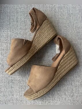 NWT Bella Marie Wedges Size 8